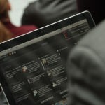 Une personne naviguant sur les medias sociaux sur son ordinateur portable