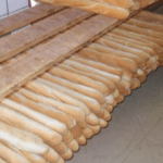 Des miches de pain disposees dans une boulangerie