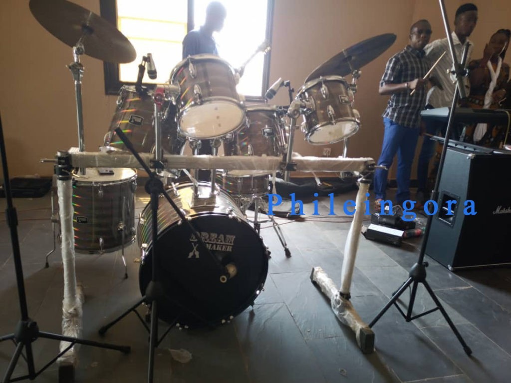 Des matériels d'orchestre dans la salle multifonctionnel copie