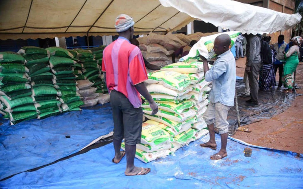 Distribution de dons aux familles démunis par la Présidence du Mali