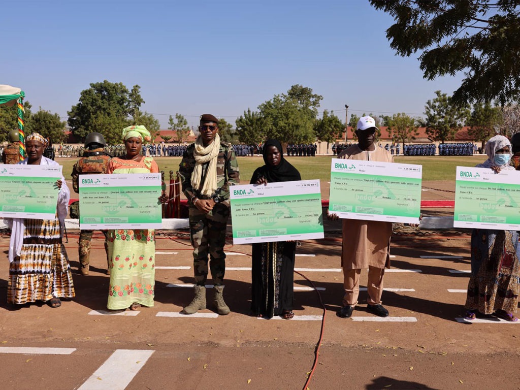 remise de chèques aux familles de militaires tombés