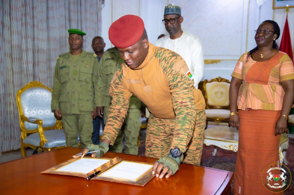 Signature de la charte par le président du Burkina Faso