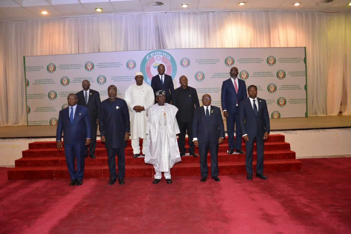 Photo de famille au sommet du 10 décembre Image historique du sommet de la CEDEAO le 10 décembre 2023, réunissant les chefs d'État pour discuter de la situation critique au Niger.