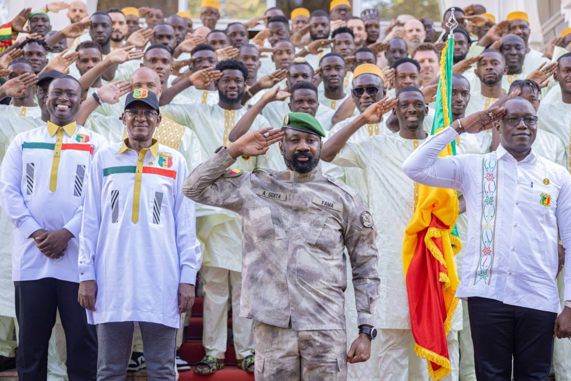 La remise du drapeau national aux Aigles du Mali par le président de la transition.