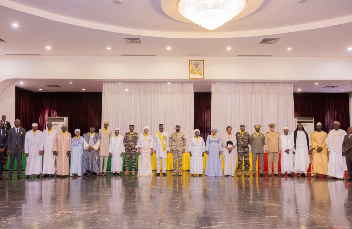 Photo de famille du président de la transition avec les récipiendaires, le 26 janvier 2024. .