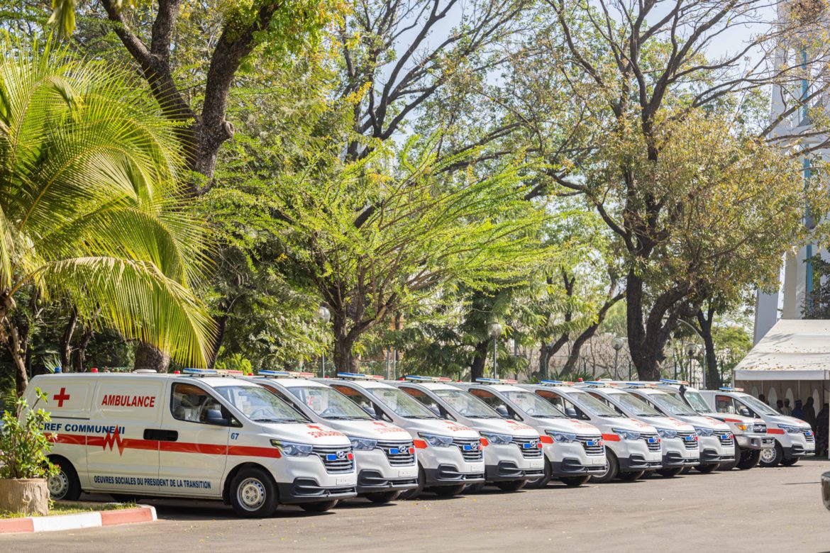 REMISE AMBULANCE OEUVRE SOCIALE DU PRESIDENT_-14 Le président de la Transition procède à la remise de plusieurs ambulances.