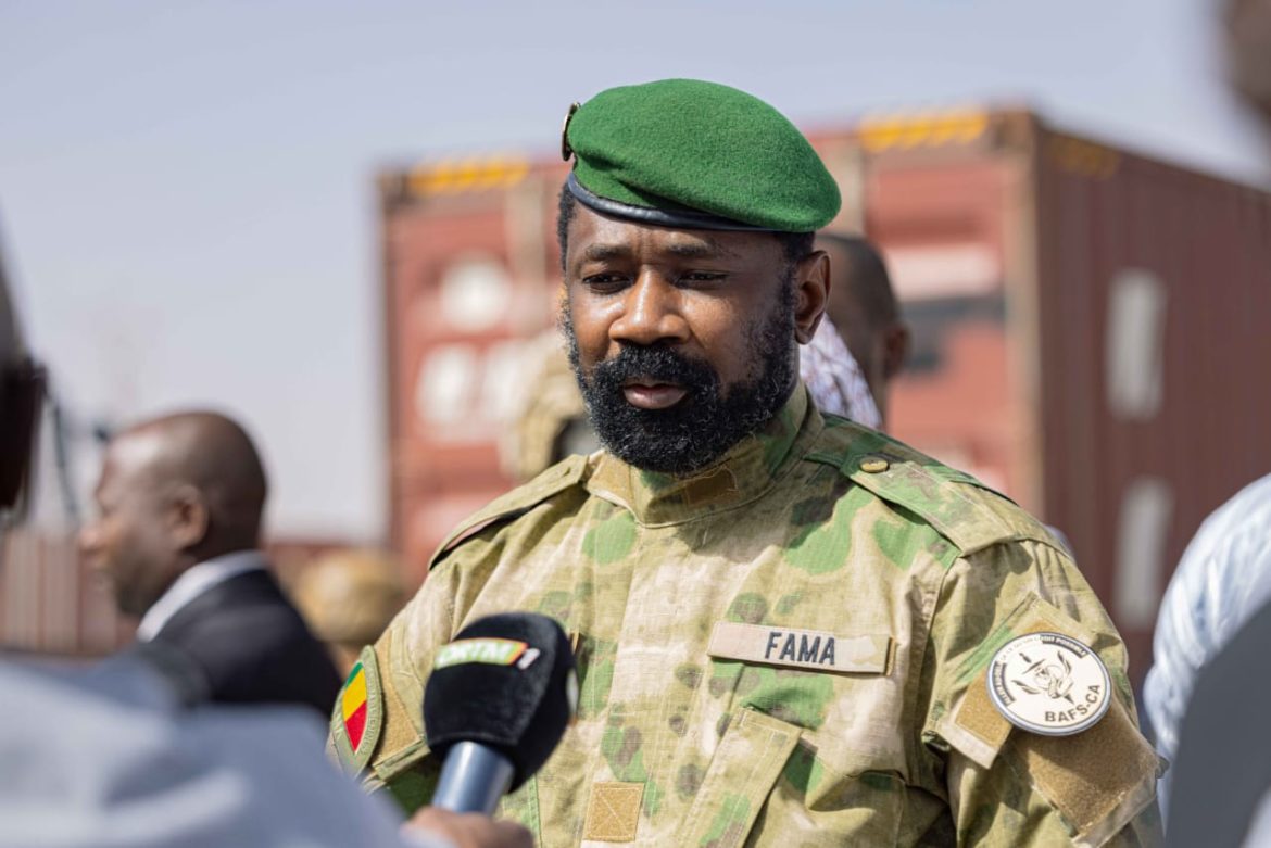 Le Président de la transition pose la première pierre de la maison des pupilles.