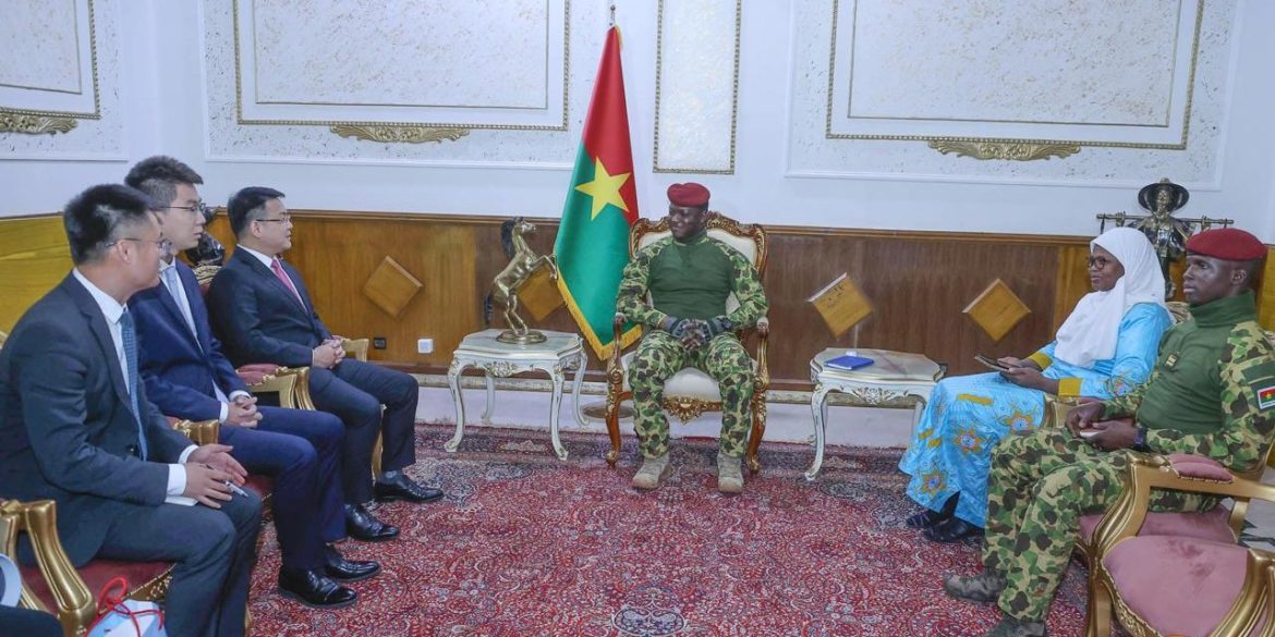 Le Capitaine Ibrahim Traoré et ses partenaires chinois