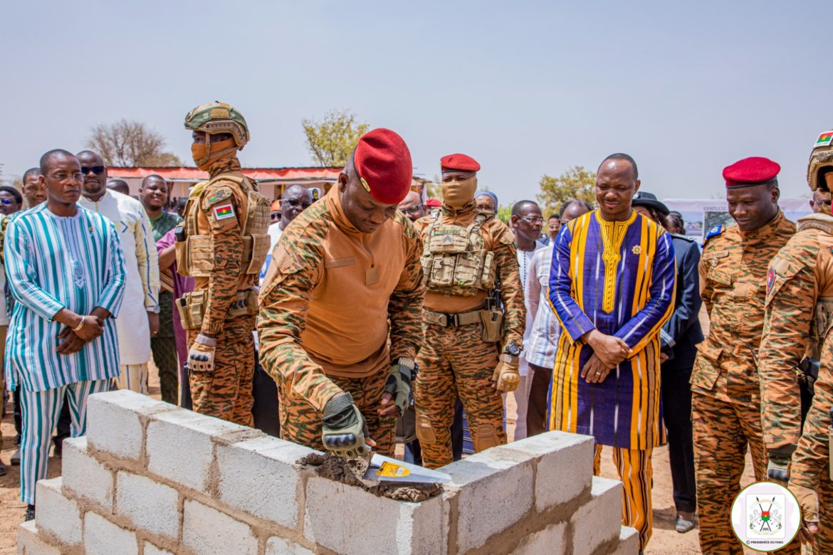 Le Capitaine Ibrahim Traoré pose la première pierre de l'Usine.