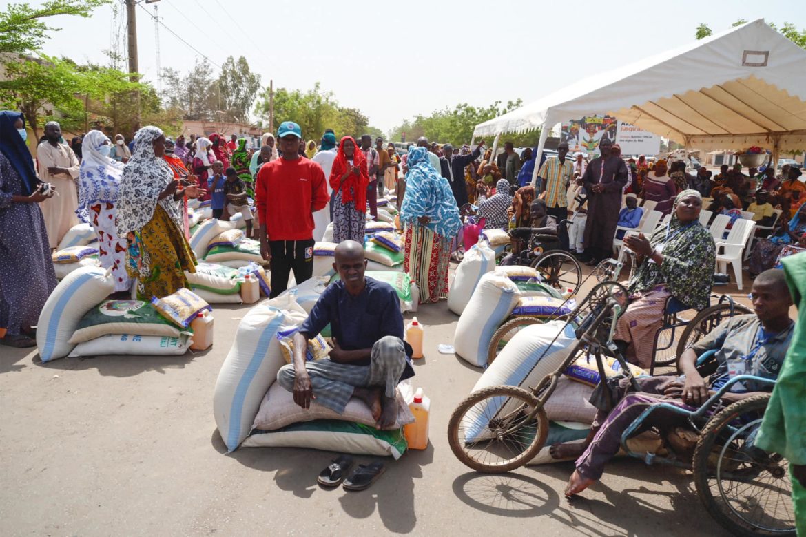Remise de kits alimentaires à la veille du ramadan au Mali.