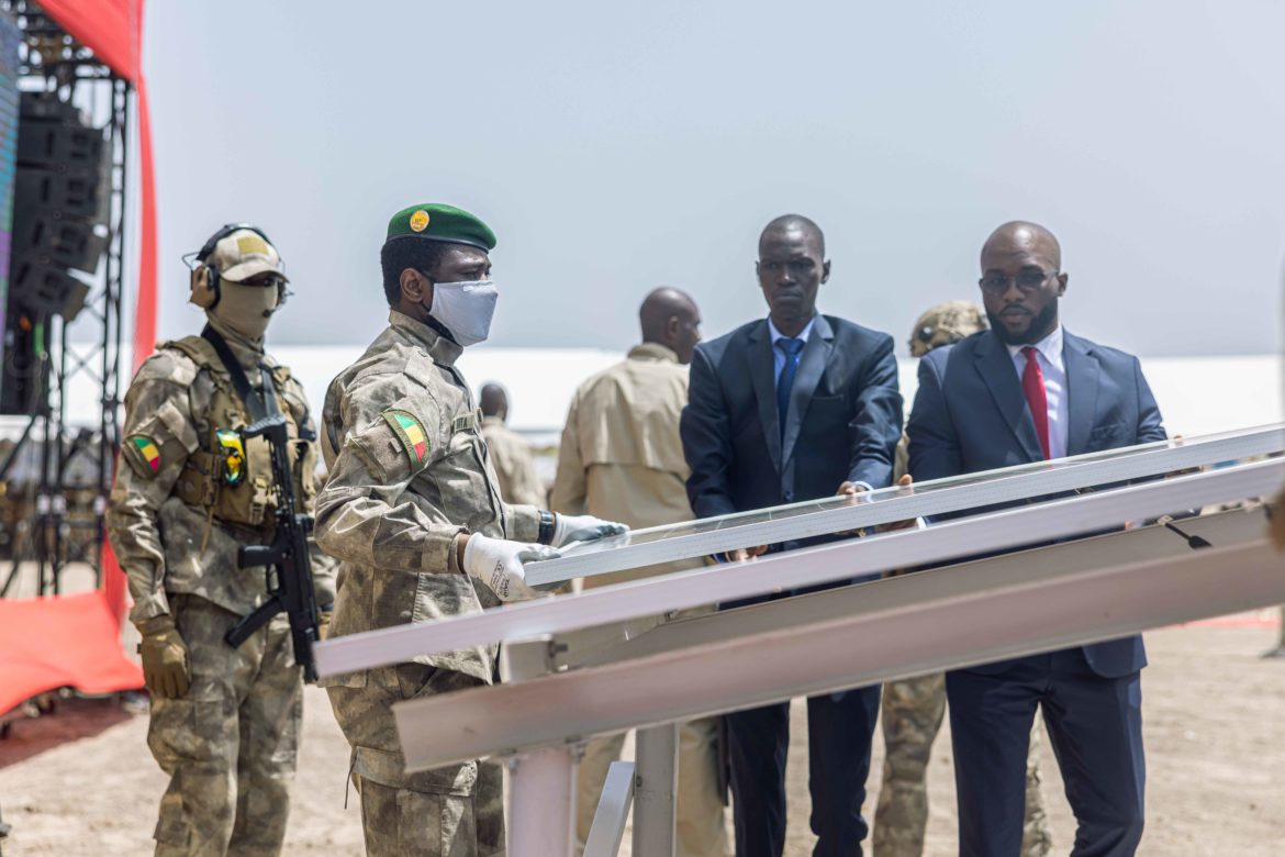 SELINGUE-TIAGADOUGOU CENTRALE SOLAIRE 01 06 2024-72 Le Président de la Transition à Tiakadougou