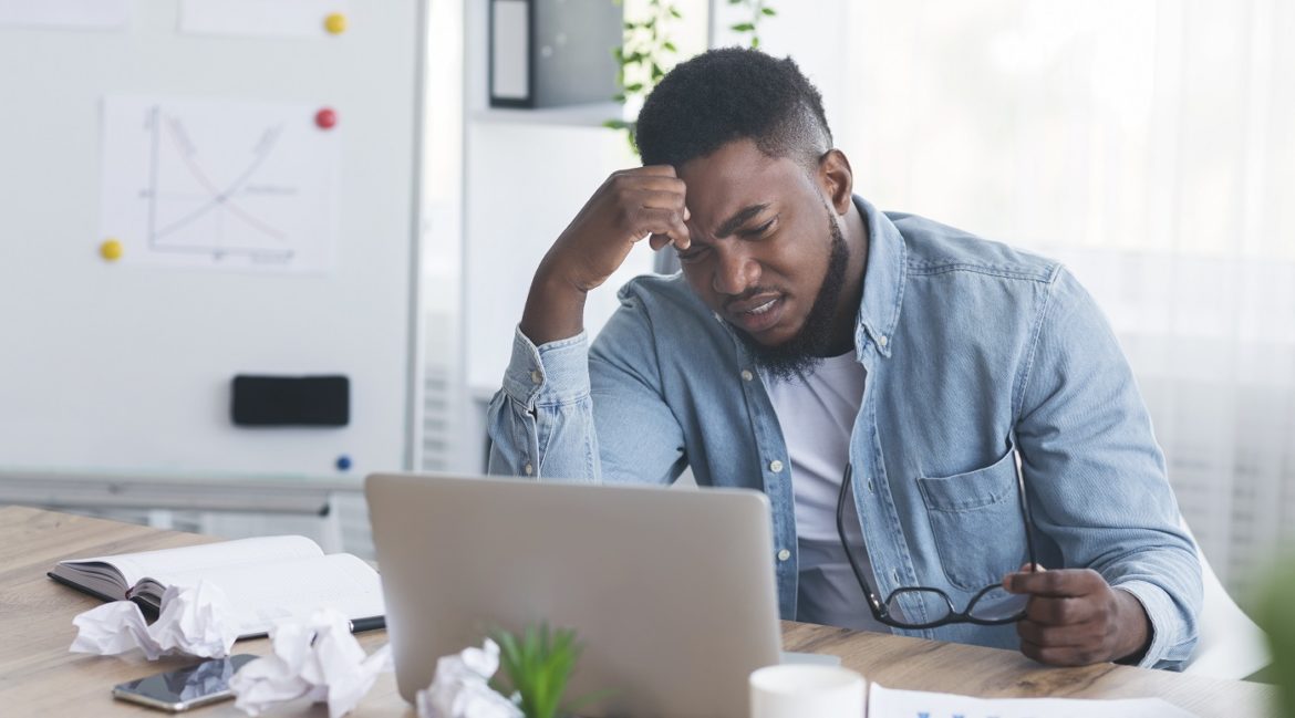 Un travailleur africain stressé