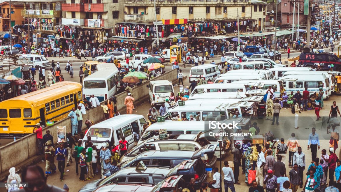 Rues animées de la ville africaine. Hub de transport.