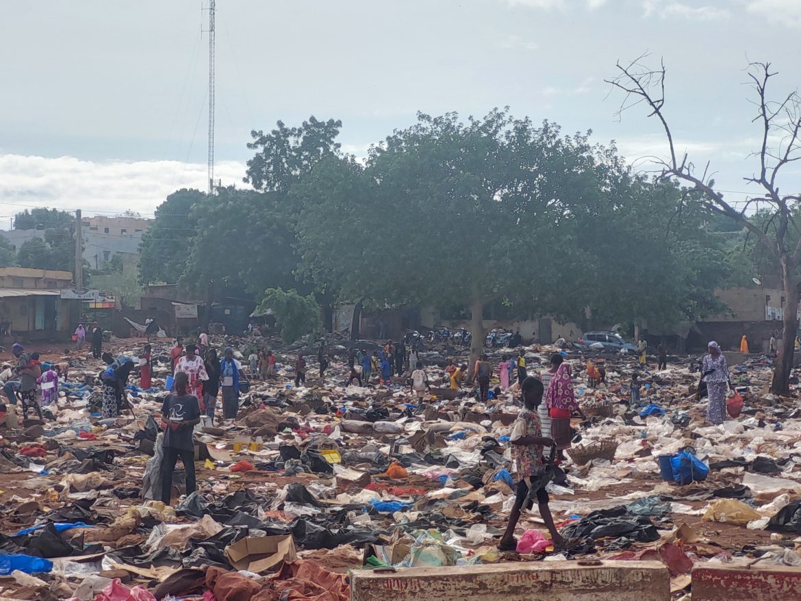 Des gens sur l'ancien site du marché de Kalaban-coro