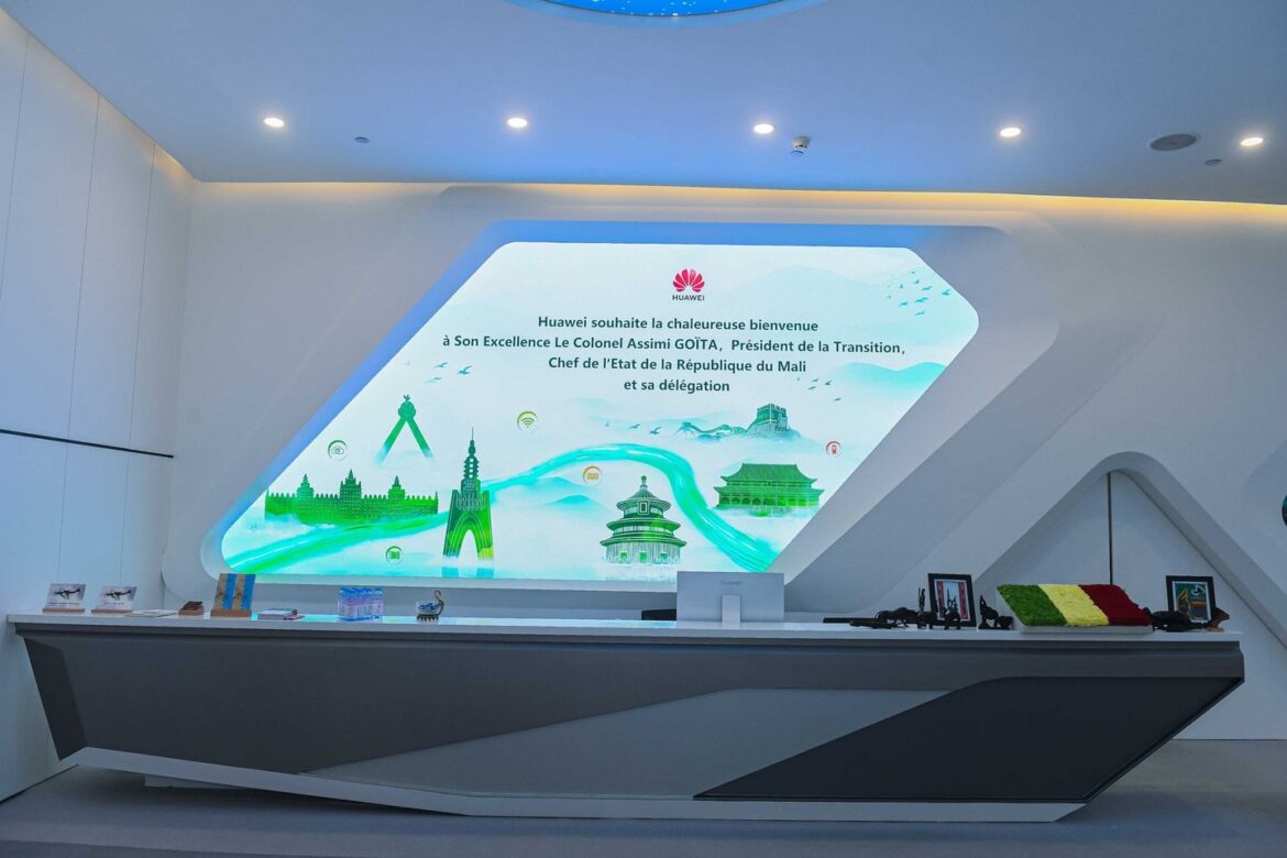 Visite du Président Goïta à Huawei Visite du Président Goïta à Huawei