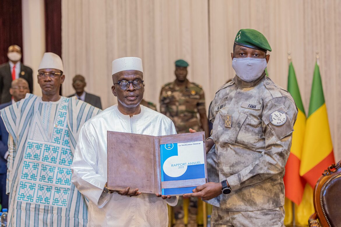 Remise du rapport par le Vérificateur général au président de la Transition