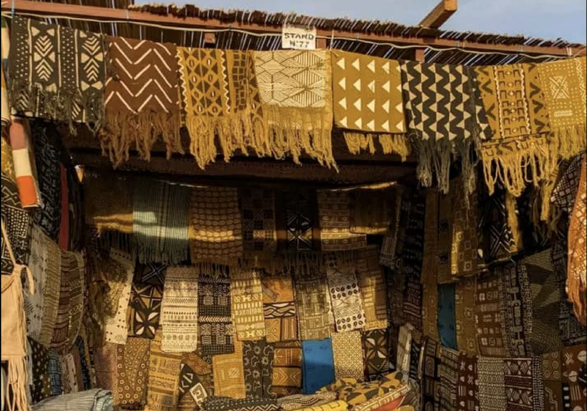 Des habits traditionnels disposés