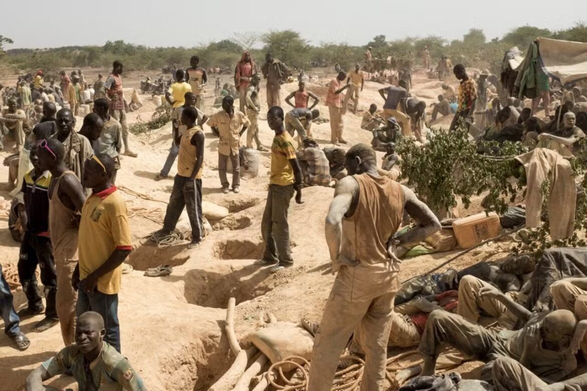 Des mineurs sur un site d'orpaillage au Burkina Faso en 2013.