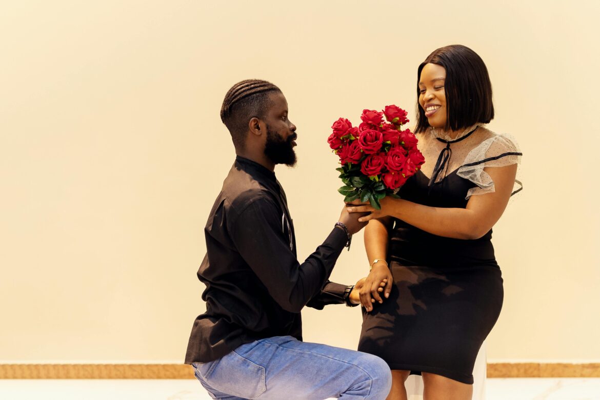 Demande en Mariage romantique à lagos avec des roses rouges.