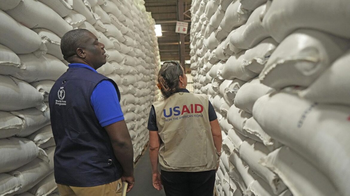 Un magasin de stock de céréales de l'USAID