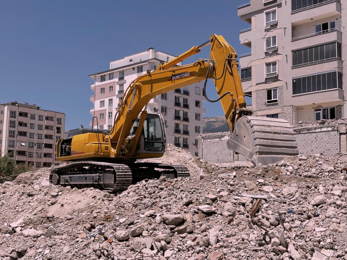 Une machine détruit une maison
