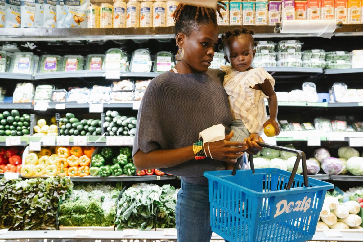 Une femme et son enfant au marché.