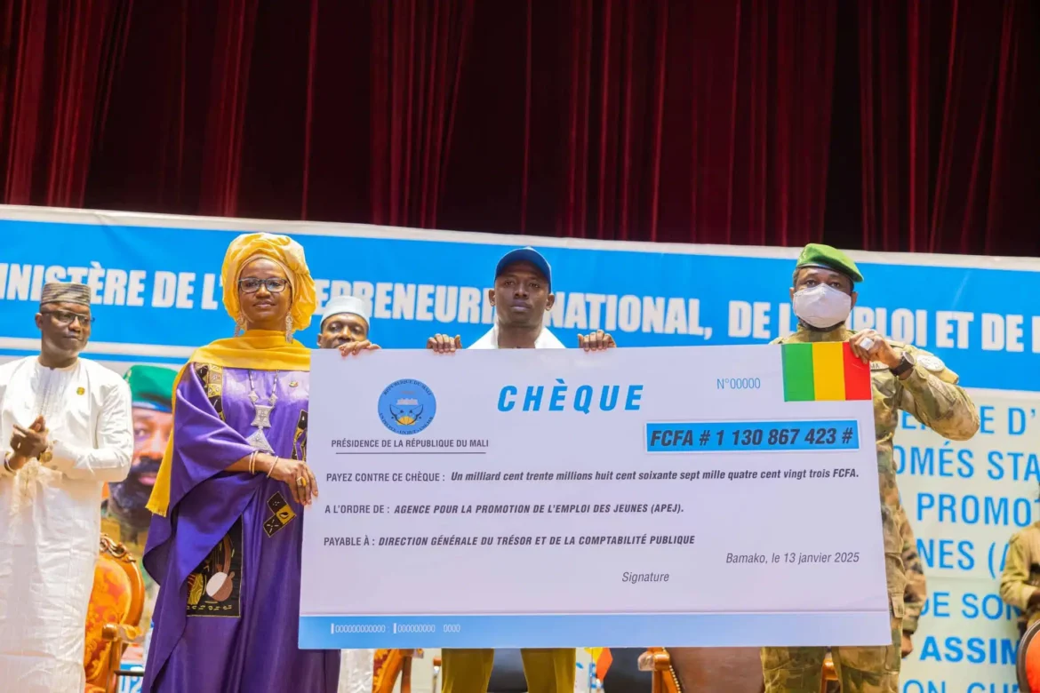 Remise du chèque géant du président de la transition à l'APJ