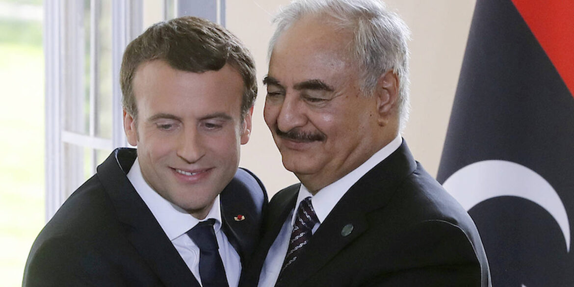 Emmanuel Macron et le Maréchal Haftar.