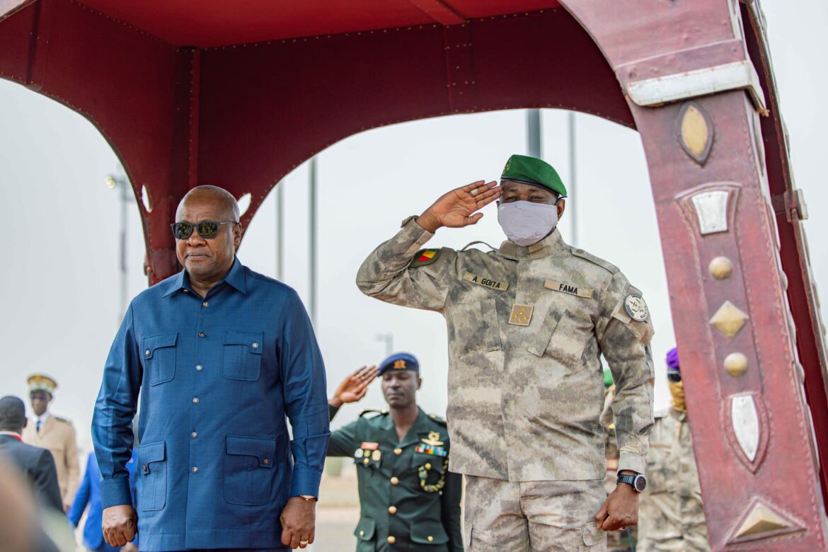 John Dramani Mahama et Assimi Goïta