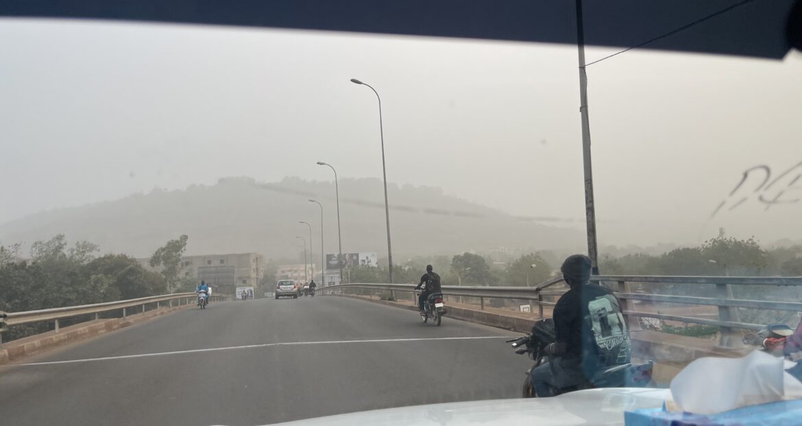 Pollution atmosphérique Du brouillard obstruant la vue.