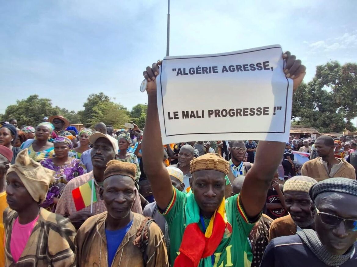 Kati dénonce l’ingérence algérienne Les Maliens manifestent à Kati pour dénoncer l'ingérence algérienne dans le conflit malien.