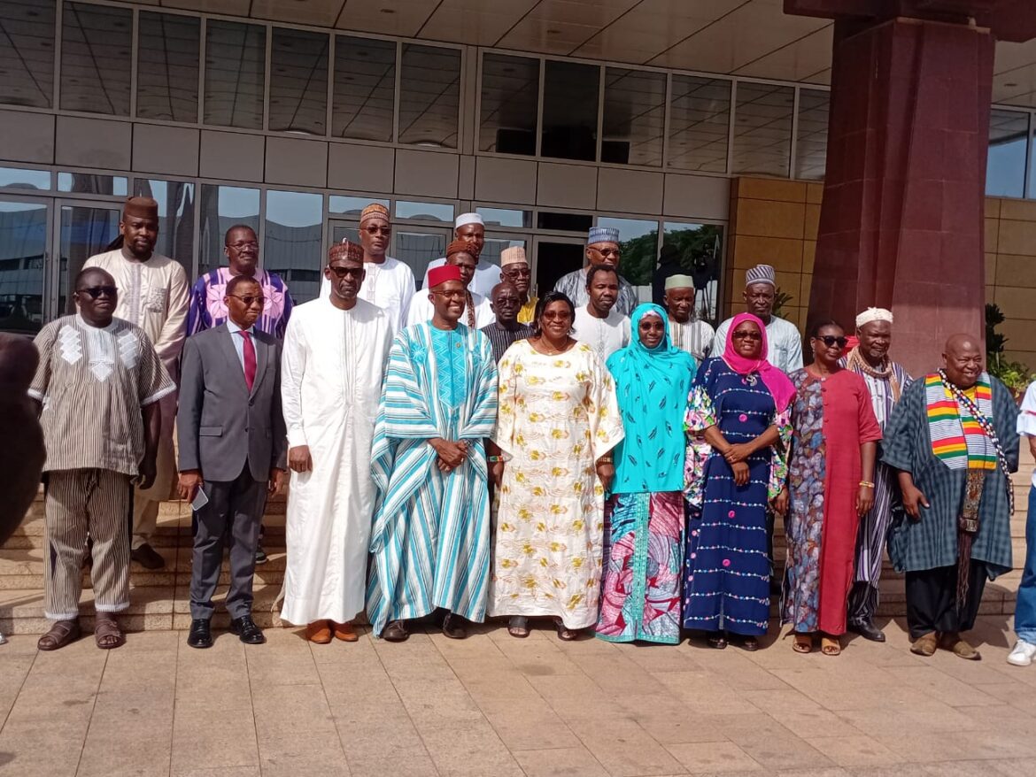 Création de l'hymne de l'AES