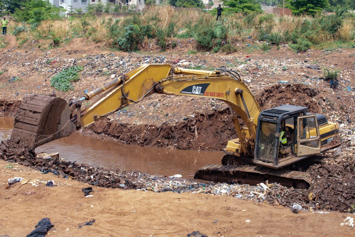 Curage des caniveaux Curage des caniveaux