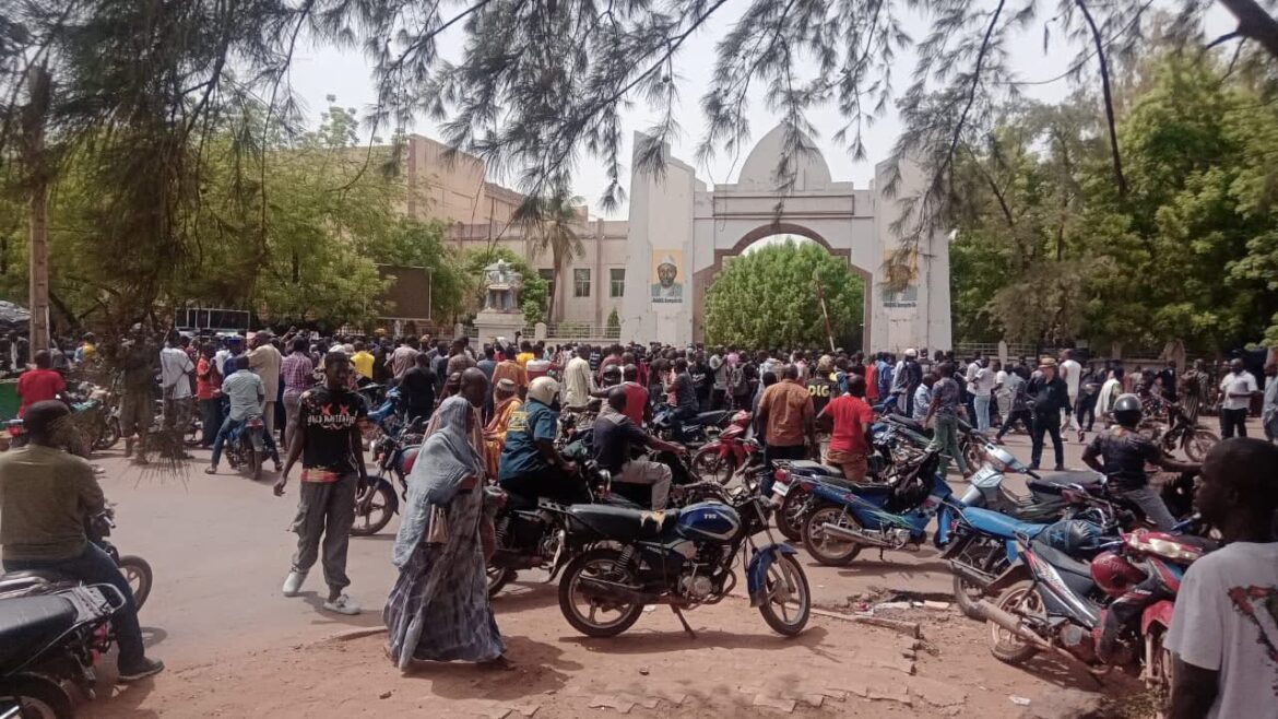 Mobilisation des Maliens devant le palais de la culture à l’appel des partis politiques et des soutiens à la transition.