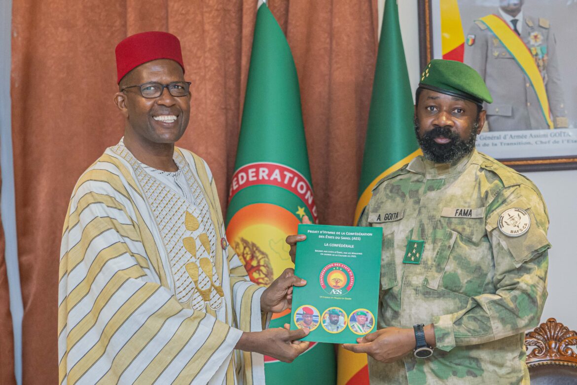 Remise de l’hymne de l’AES au Président Assimi Goïta Remise de l'hymne de l'AES au Président Assimi Goïta