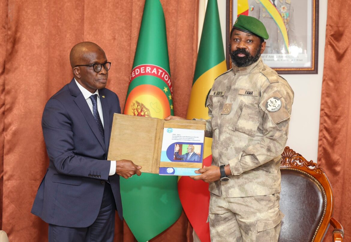 Remise du rapport final du Vérificateur sortant au Président de la transition