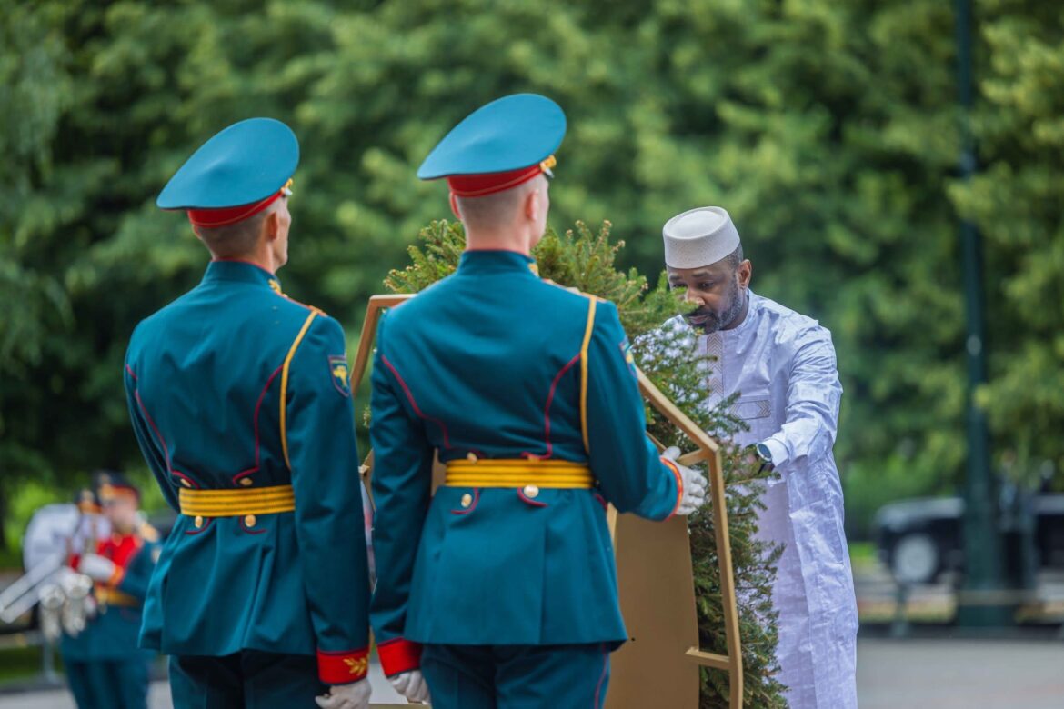 IMG_0323 Le Président de la transition, le général d’armée Assimi Goïta a déposé une gerbe de fleurs sur les pieds du soldat inconnu, le lundi 23 juin 2025.