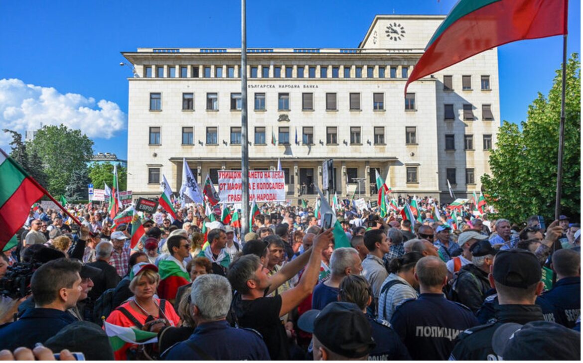 Des manifestants Bulgares dans les rues, le 8 juin 2025.