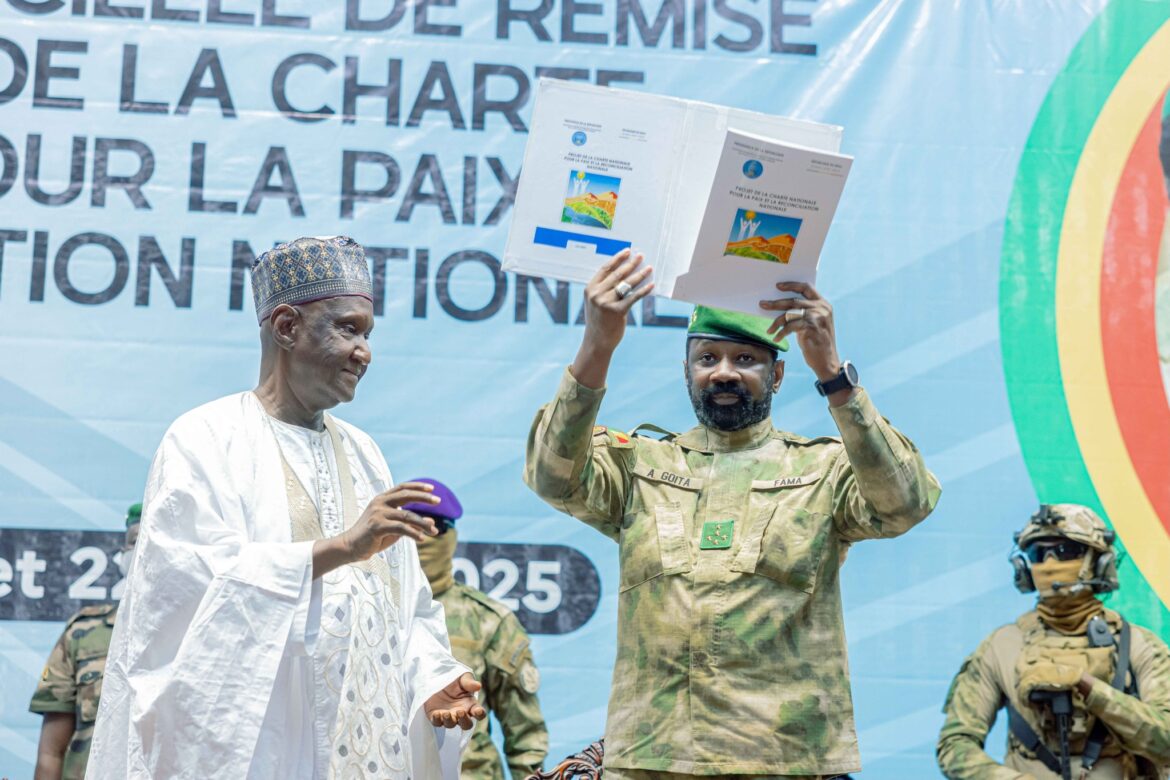 Remise du projet de charte pour la paix et la réconciliation nationale au président de la transition, ce 22 juillet 2025, par le président de la Commission, Ousmane Issoufi Maïga.