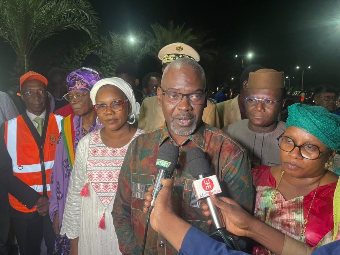 Oeuvres sociales Inauguration de lampadaires solaires dans le district de Bamako.