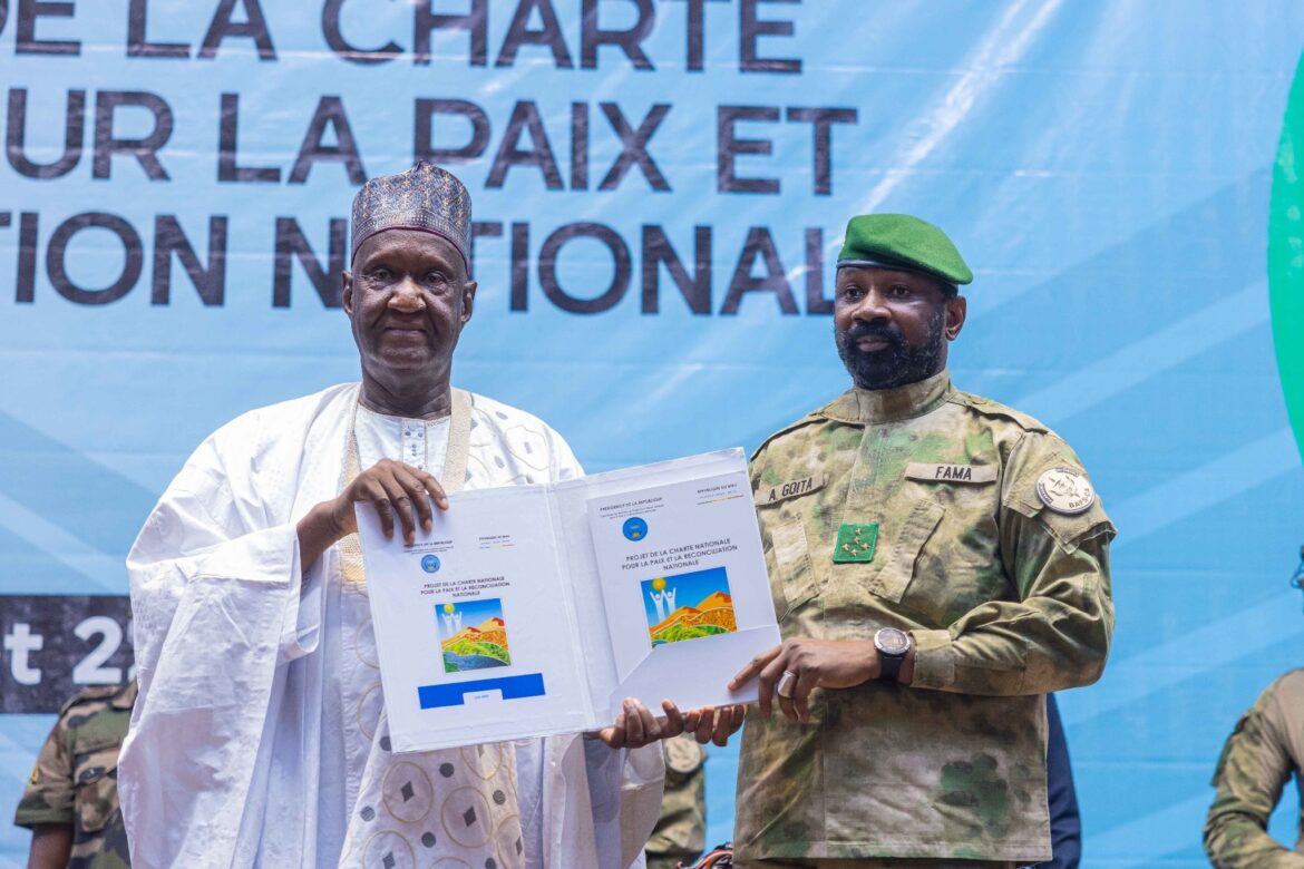 Remise du projet de charte pour la paix et la réconciliation nationale au président de la transition Remise du projet de charte pour la paix et la réconciliation nationale au président de la transition
