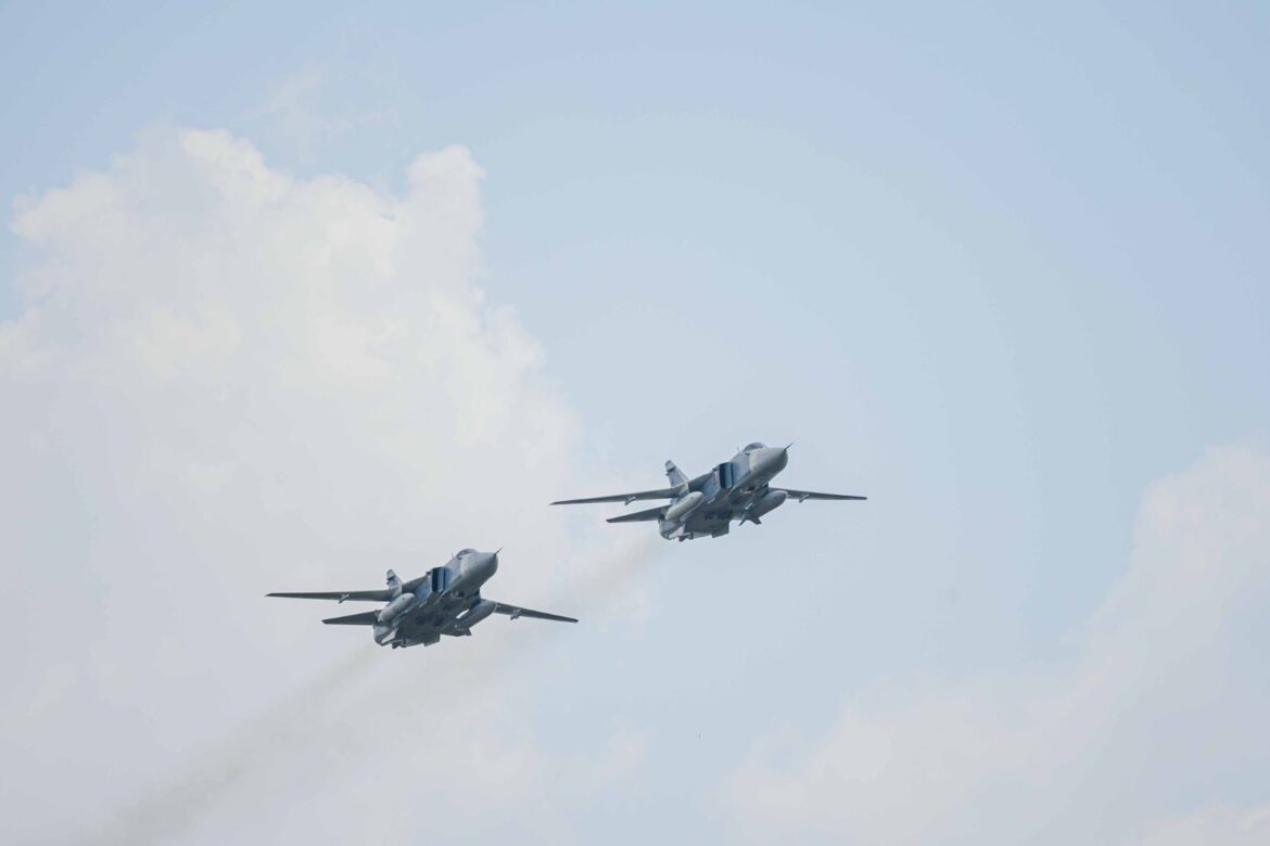 Défilé des avions de combat dans le cadre du 22 septembre