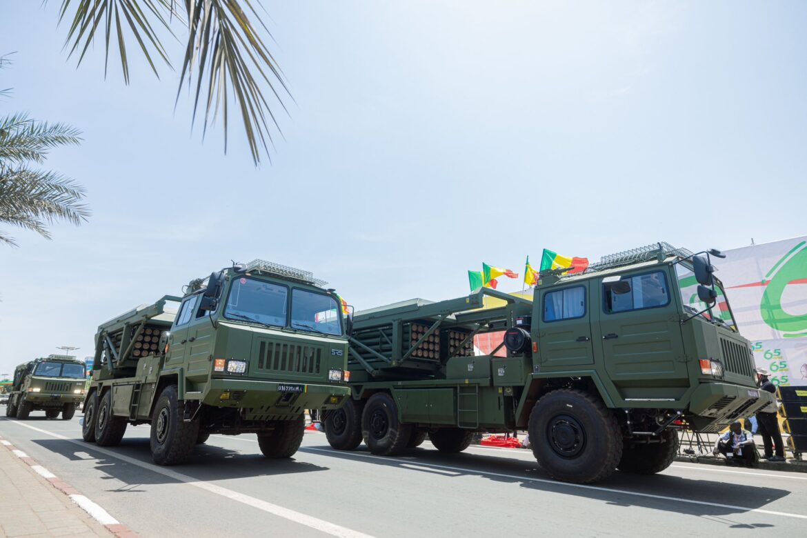 Défilé militaire avec des lance-obus