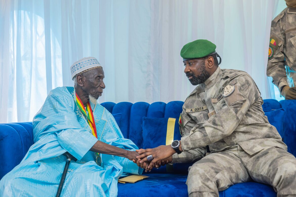 Visite du président de la Transition au doyen d’âge de Bamako Visite du président de la Transition au doyen d'âge de Bamako