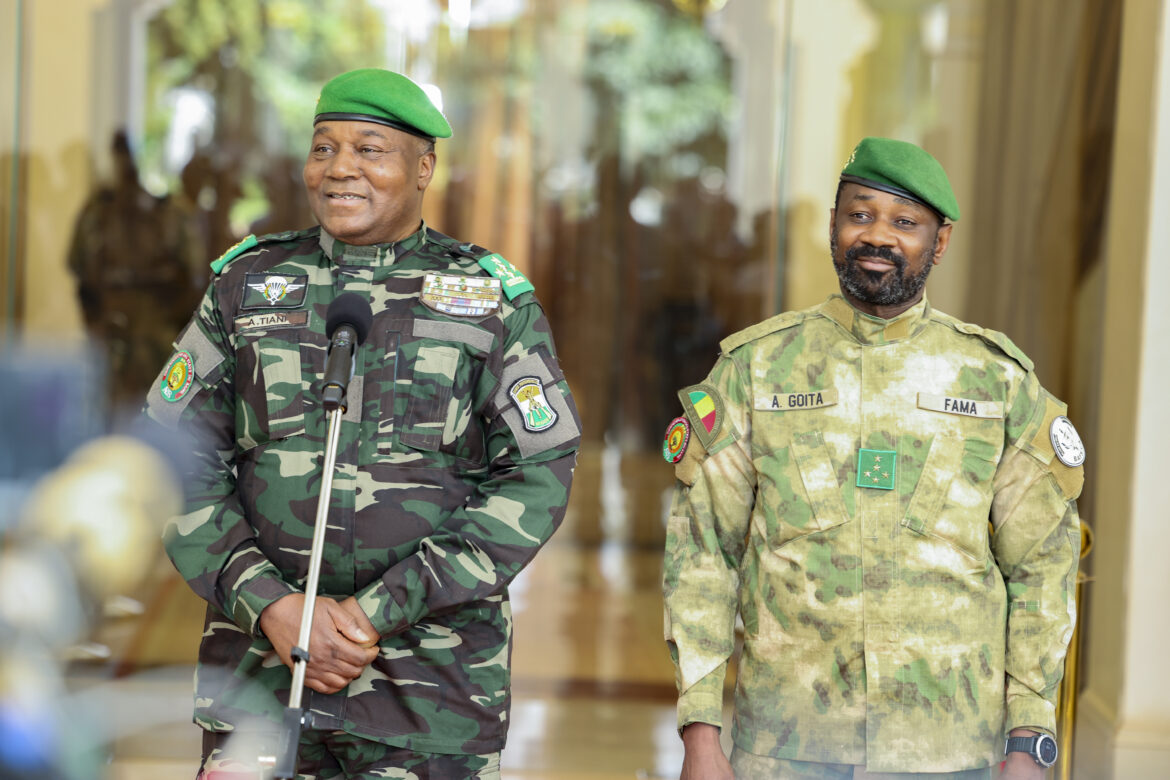 Les Présidents Tiani et Goïta devant la presse Les Présidents Tiani et Goïta devant la presse