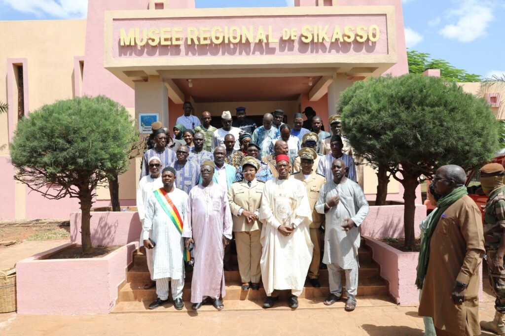 Photo de famille au musée national de Sikasso