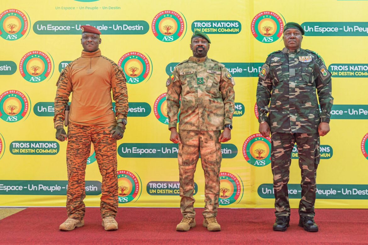 Photo de famille des chefs d’état de l‘AES lors de la deuxième session du collège des chefs d’état de l‘AES, le 23 décembre 2025. Présidence du Mali.