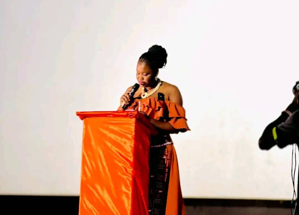 Réalisatrice Hadja Djeineba Diop du court métrage "Hors champ".