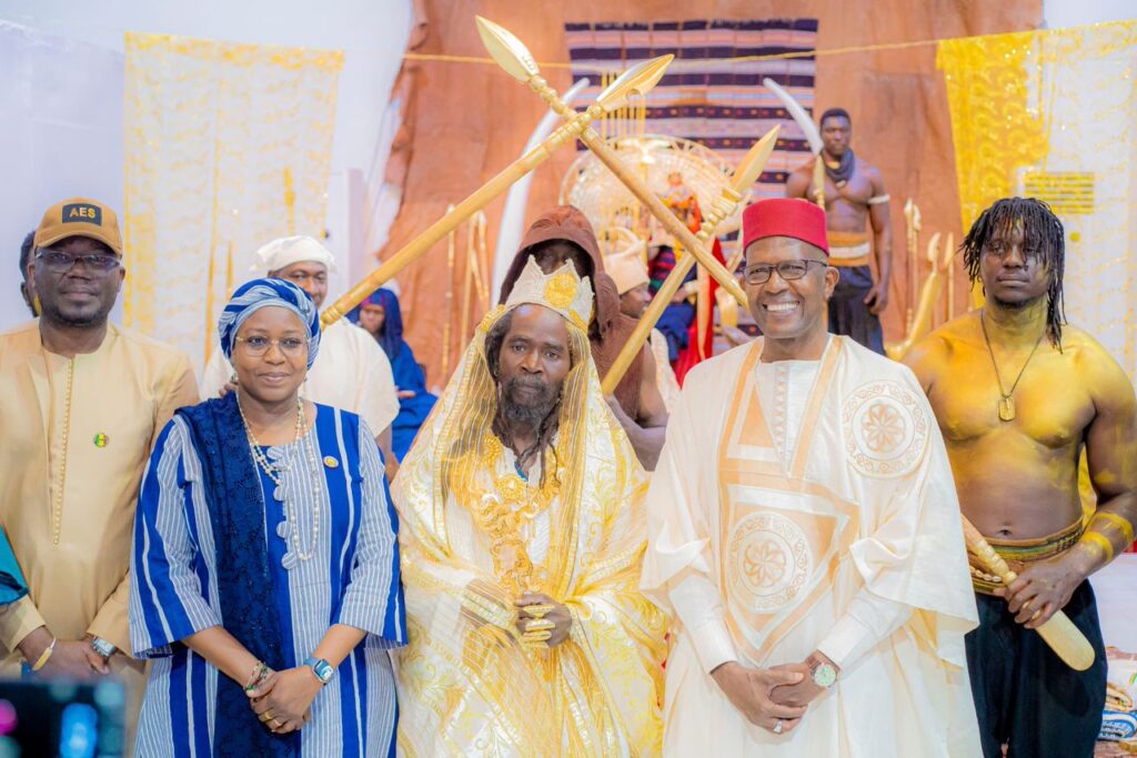 L’artiste Abdou Ouologuem, aux côté des ministres de la Culture et de l'Environnement