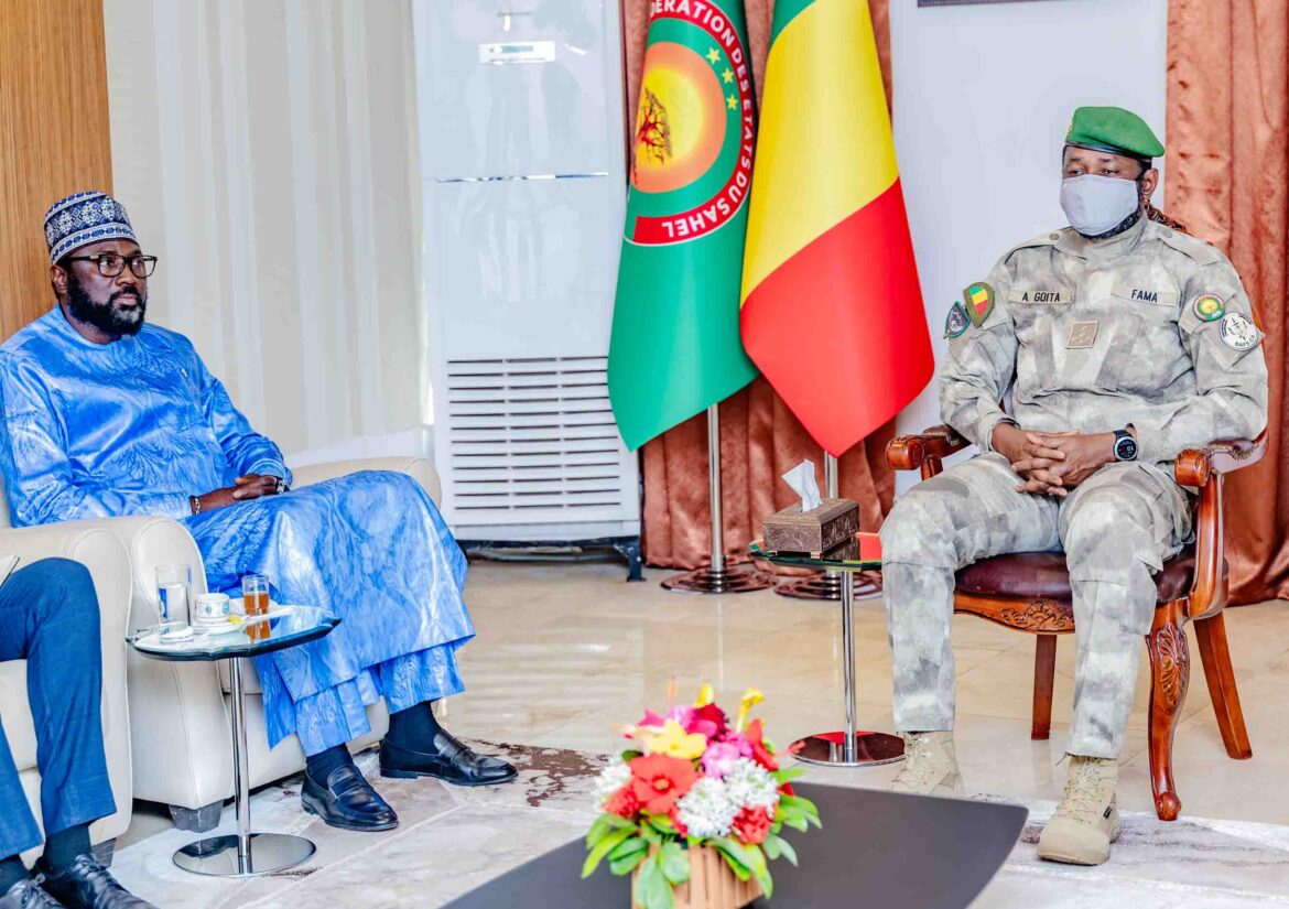 Le général Assimli Goïta et le haut représentant de l'Union africaine